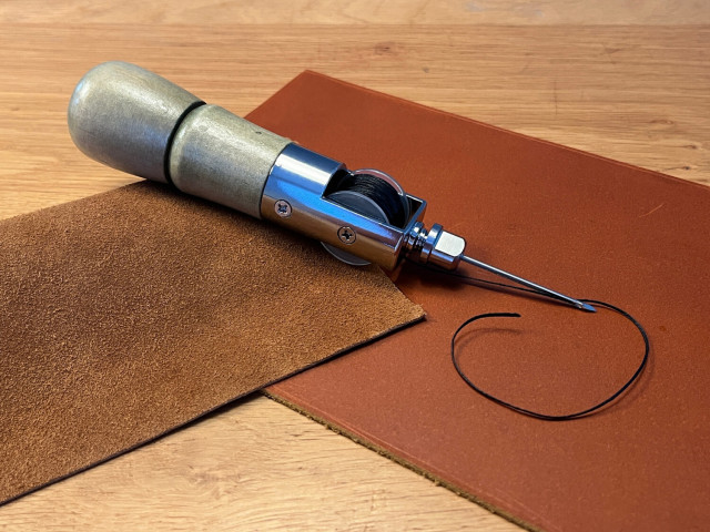 Handnaaigereedschap met spoel