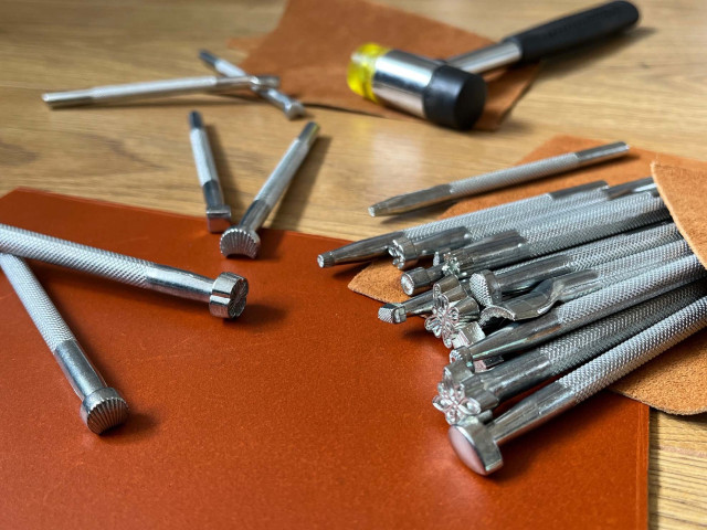 Set van 20 stempels voor het bewerken van leer.